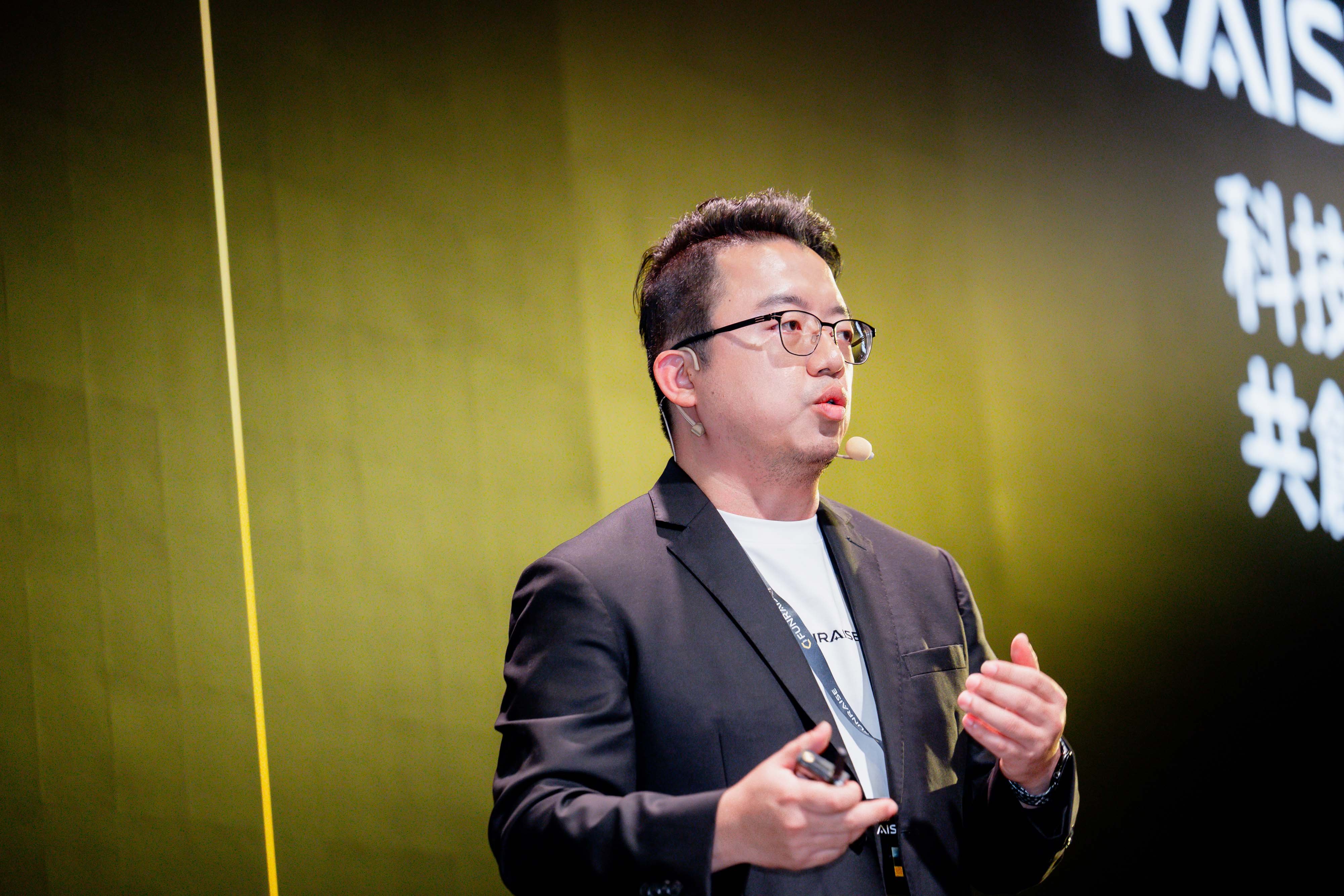 圖說二方睿科技技術長郭彥良以「資料飛輪」機制,並透過四階段循環讓 AI 自我優化,落實用戶即專家願景。(圖 方睿科技)