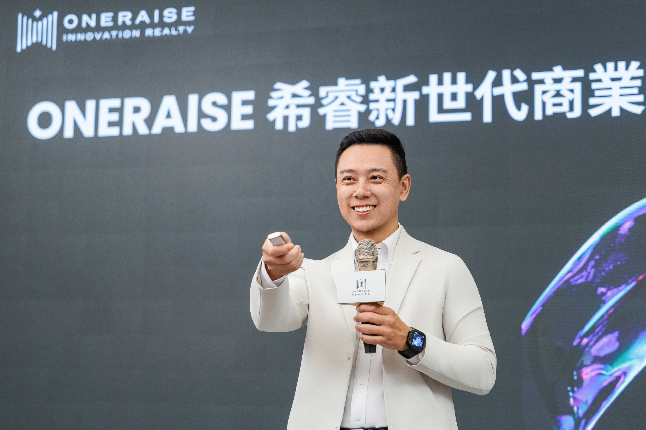 圖說四希睿創新置業總經理蔡焦緯於現場演講中指出,未來代銷不僅是銷售執行者,更是不動產開發商品牌顧問,希睿將以數據與模型協助精準掌握市場動能。(圖 方睿科技)